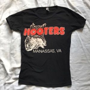 Hooters Tee shirt